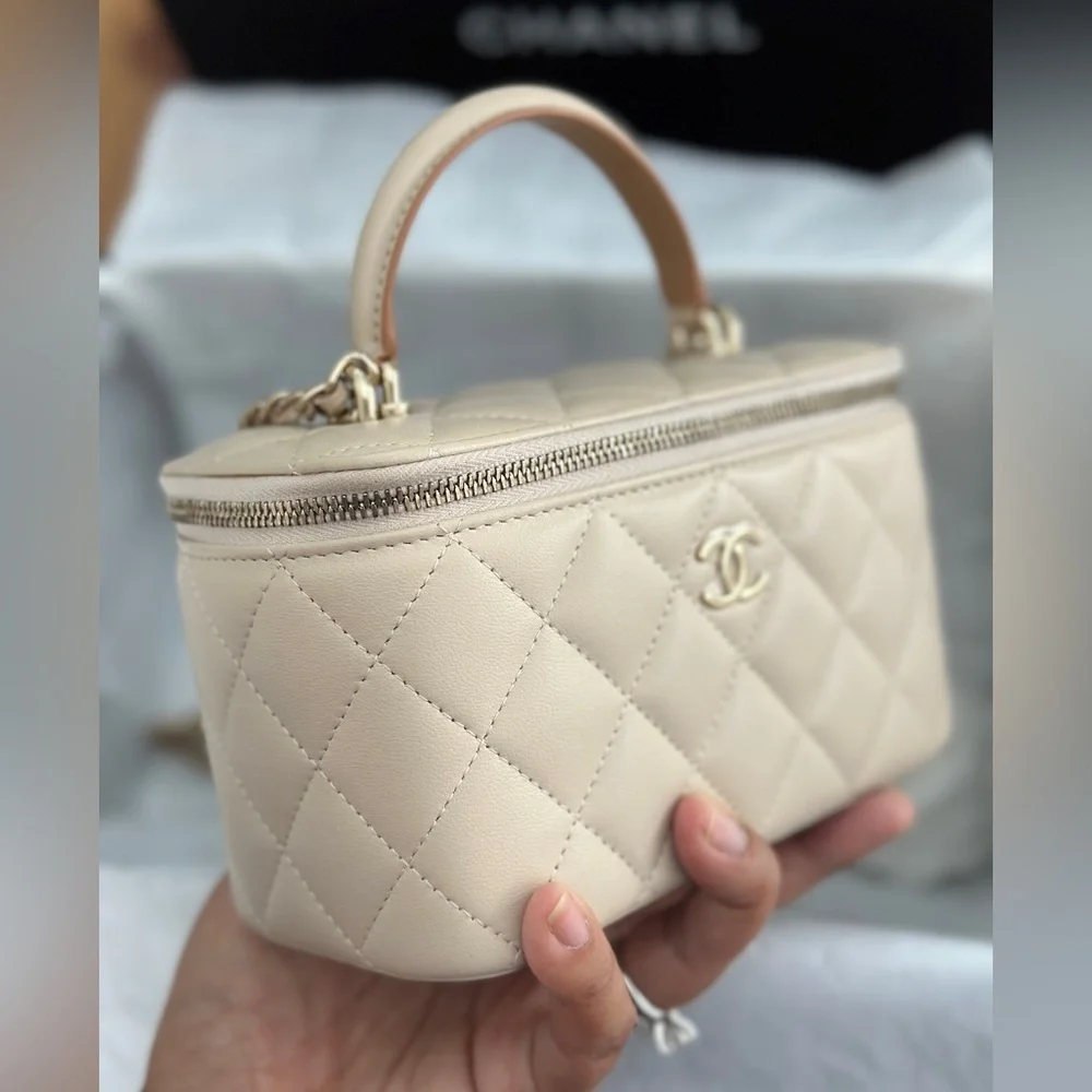 ❌ SOLD ❌ Chanel 23P Two Toned Vanity Top Handle Ecru/Beige Lambskin - Picture 2 of 7